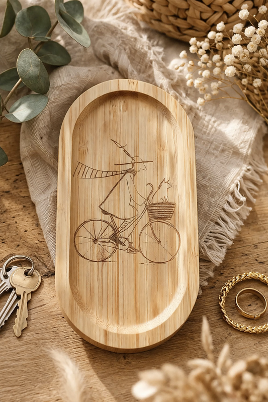 Vide-poche en bambou gravé – Le vélo à l’écharpe