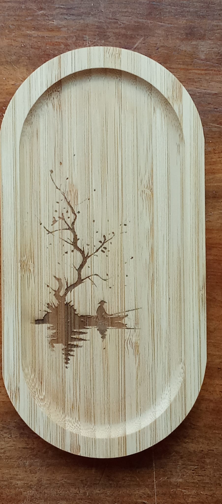 Le pêcheur matinal – vide-poche en bambou gravé