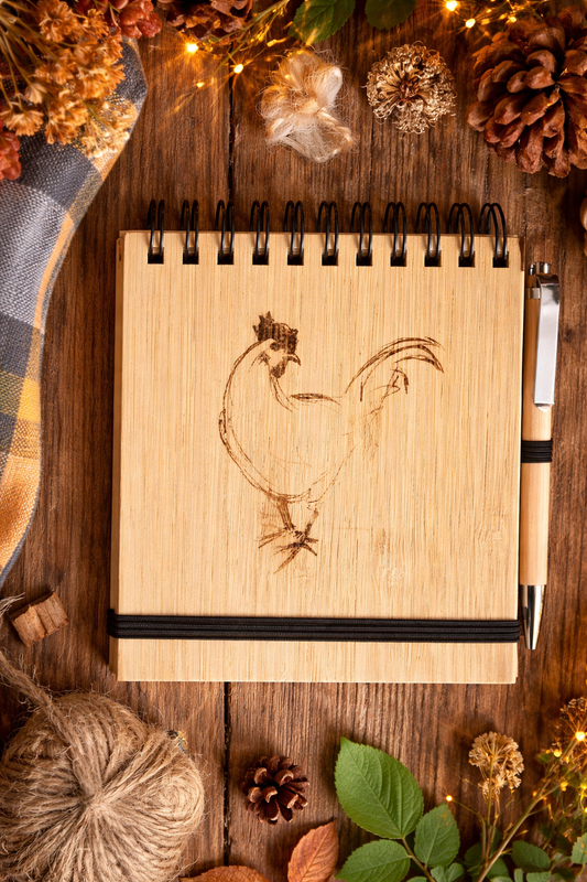 Carnet A6 en contreplaqué de bambou – Motif poule – avec stylo assorti